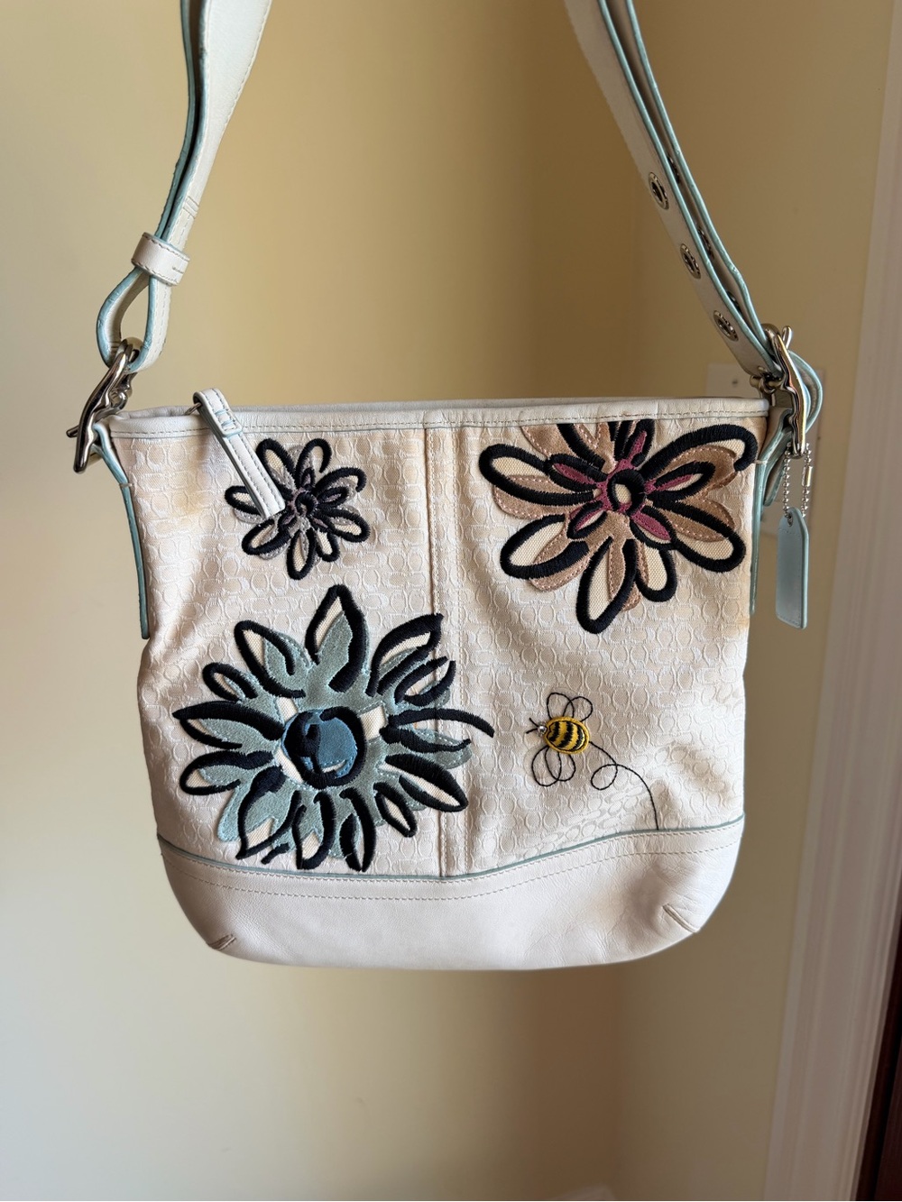 RARE vintage Coach White Floral Bee appliqués Duffle Shoulder/Crossbody bag